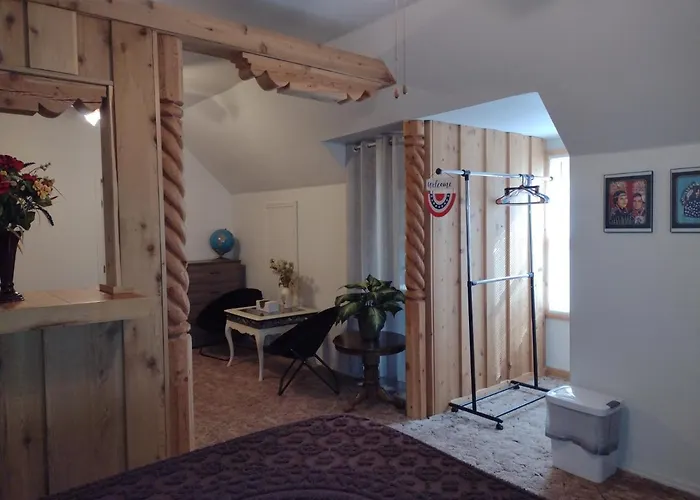 Quiet Upstairs Studio Close To Town 420 Friendly