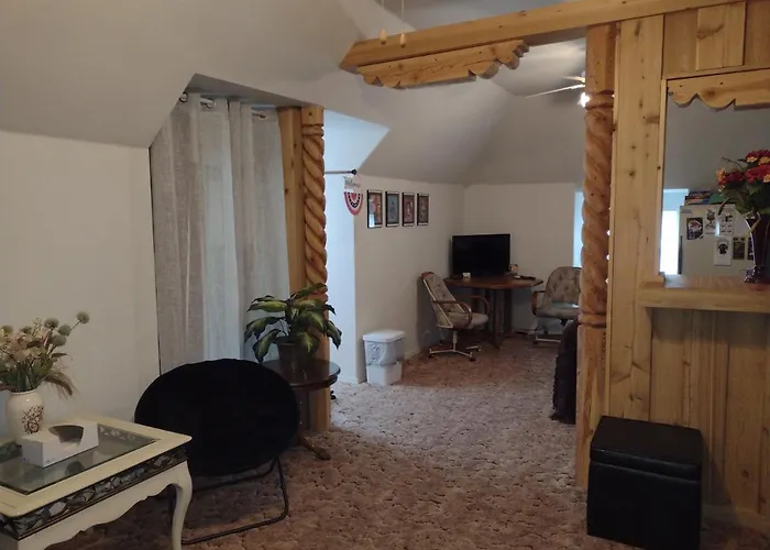 Quiet Upstairs Studio Close To Town 420 Friendly