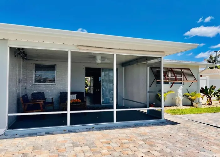 Cheerful Home With Two Bedrooms Cape Coral