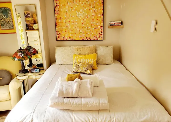 Room In Apartment - Cozy Yellow Queen Bed By Yale U New Haven