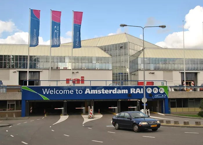 Guesthouse At The Amstel River With 2Br 2Ba And Garden