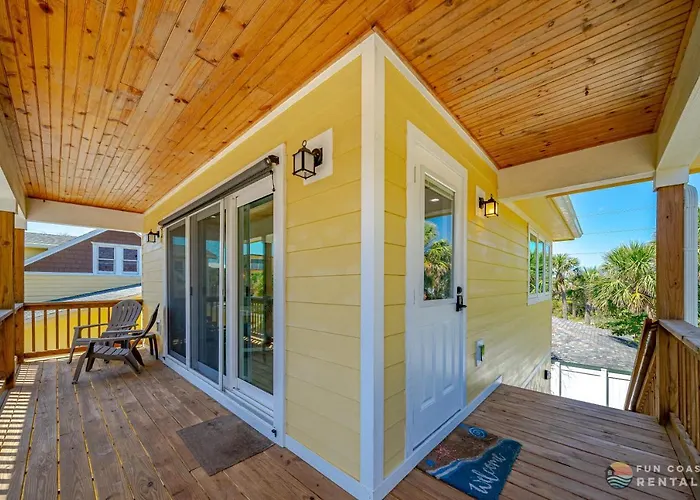 Dog Friendly Loft Steps From Beach With Gas Barbecue Grill And Upstairs Deck!