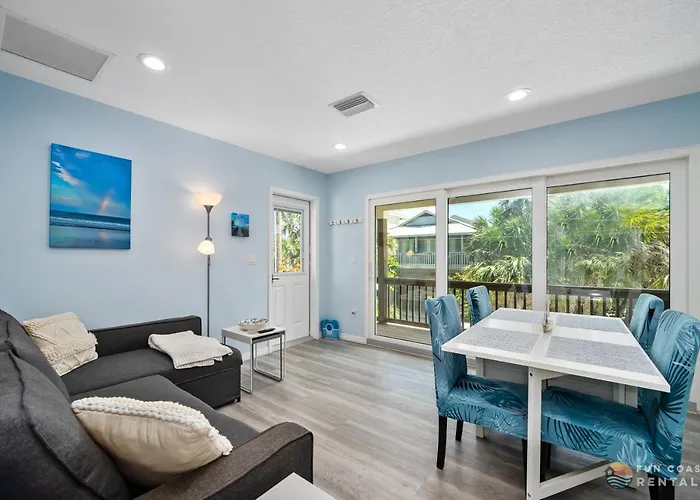 Dog Friendly Loft Steps From Beach With Gas Barbecue Grill And Upstairs Deck!