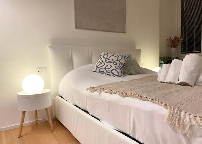 Repubblica One Room Apartment Milaan