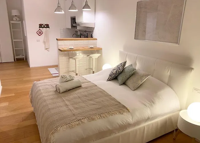Repubblica One Room Apartment Milaan