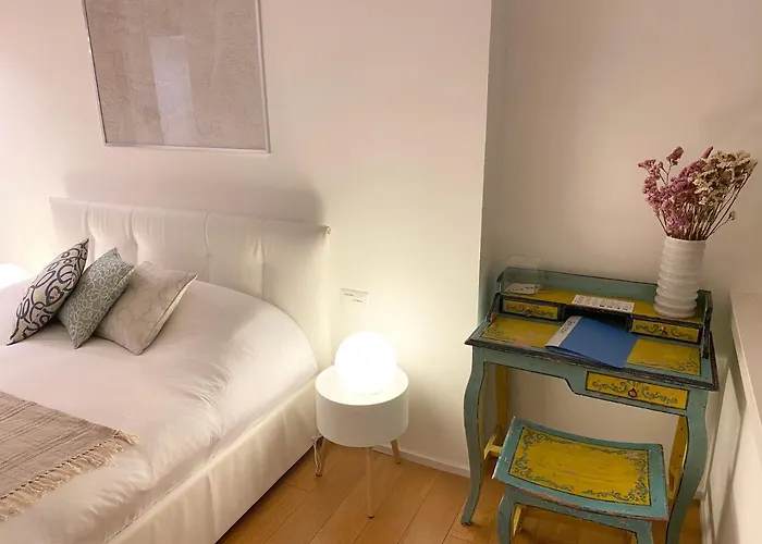 Repubblica One Room Apartment Milaan