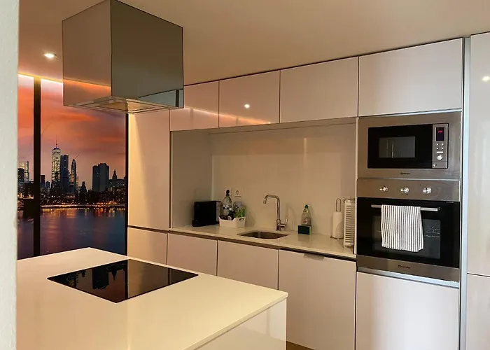 Comfortable Bedrooms In Apartment With River View Almada