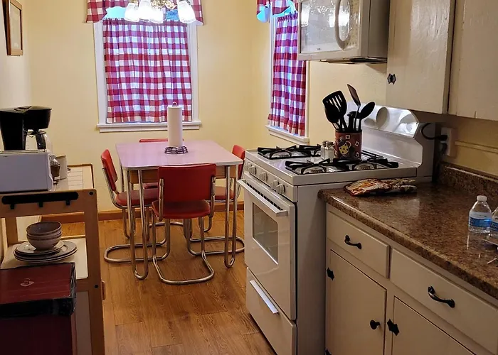 Hillcrest Suites & Cabins
