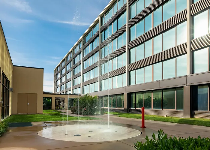 Holiday Inn And Suites Charleston West By Ihg