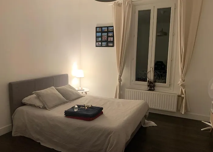 Chambre Dans Maison Avec Piscine - Proche Eurexpo & Groupama Stadium