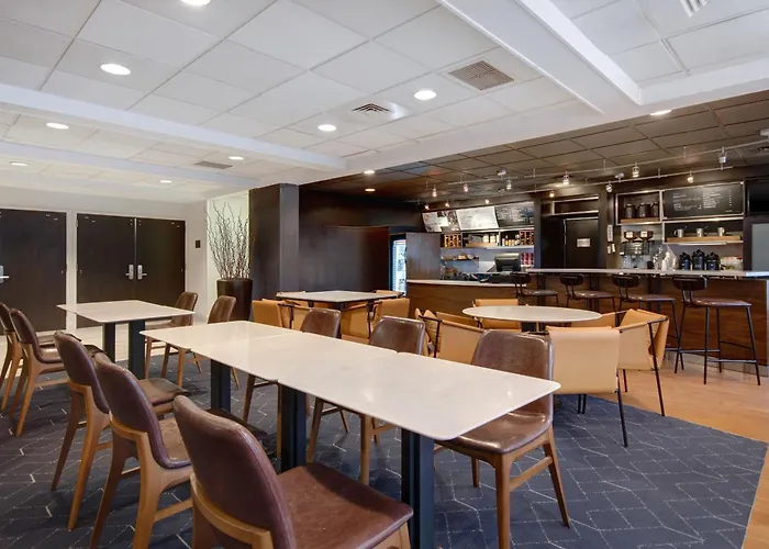 Courtyard By Marriott State College Hotel
