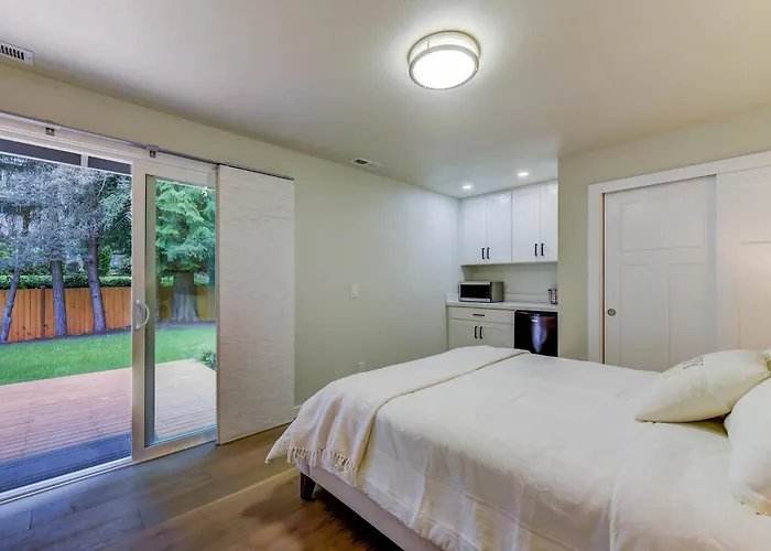 Private Deluxe Suite! *Location*: Ms, Lakes, Shops Bellevue