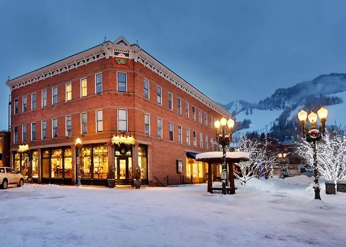 Independence Square 211, Chic Hotel Room With Mountain Views, A/C, & Rooftop Hot Tub