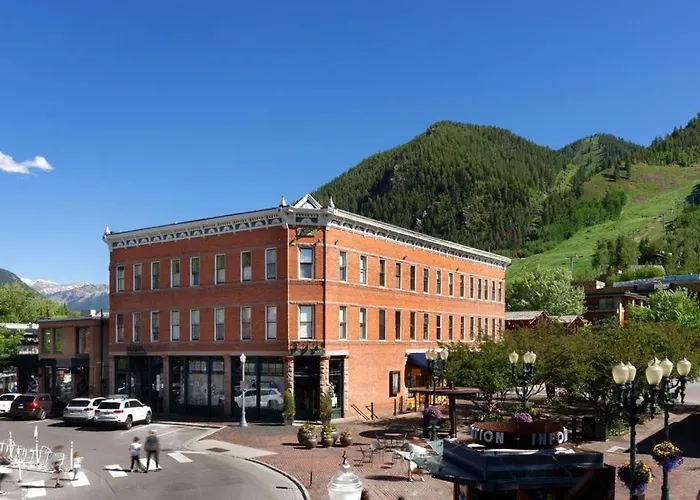 Independence Square Unit 306, Hotel Room With Large Sitting Area & Wet Bar Aspen