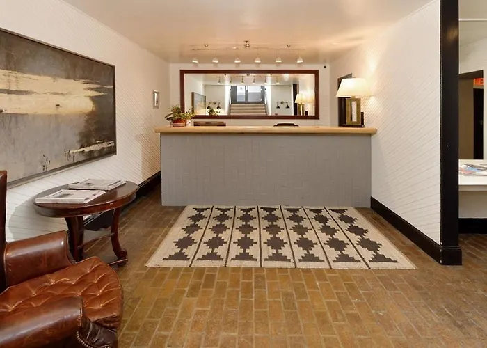 Independence Square 304, Stylish Hotel Room With Downtown Views & Great Location