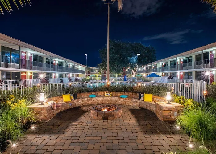 Ramada By Wyndham Kissimmee Gateway - Free Theme Park Shuttle Hotel Four Corners