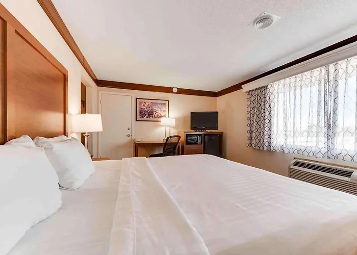 Best Western Movie Manor