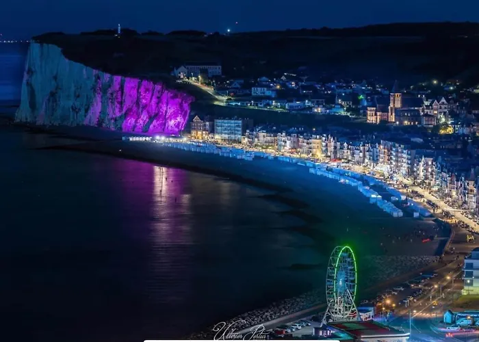 Chambre lit King Size avec balnéo et grand balcon, vue panoramique, 300 mètres plage Mers-les-Bains