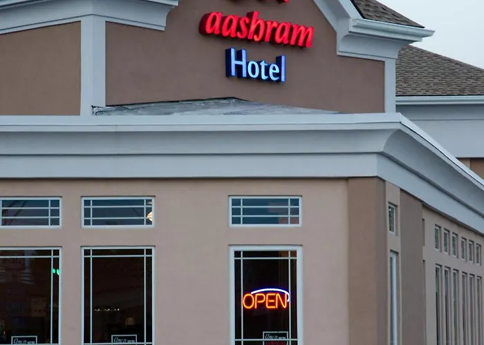 Aashram Hotel By Niagara River