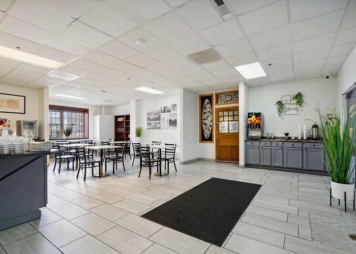 Econo Lodge Inn & Suites Waterloo Downtown