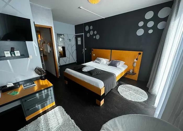 Hotel Val De Poix- Logis Hotel Restaurant Saint-Hubert