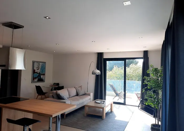 HPC Suites - Cassis Centre - Parking Securisé et Piscine Chauffée