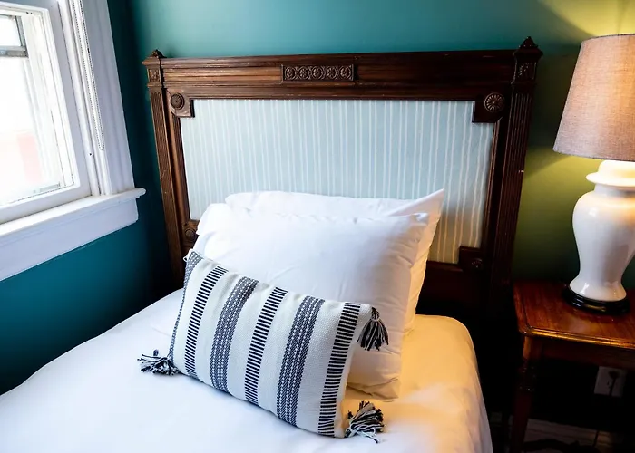 Chart House Inn Newport
