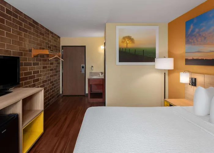 Days Inn By Wyndham Rockford I-90 Walking Distance To Casino