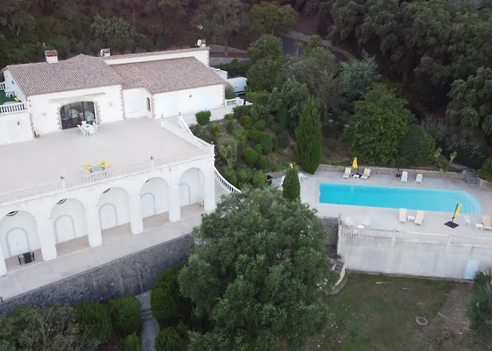 Chambre Luxueuse Avec Immense Piscine Vue Sur La Baie De Cannes Et L Esterel Avec Possibilite De Cabine 3 Personnes