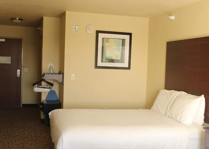 Cobblestone Hotel & Suites - Devils Lake