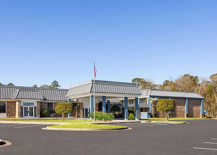 Days Inn By Wyndham Hinesville Near Fort Stewart, Newly Renovated, Free Hot Breakfast, Restaurant And Bar