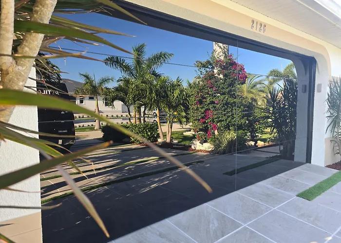 2 Private Cabanas With A Private Pool And Outdoor Kitchen Cape Coral
