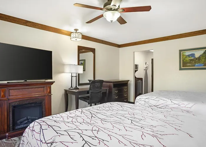 Oakhurst Hotels