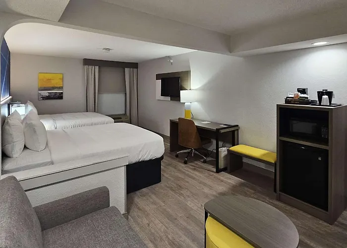 Comfort Inn & Suites Saint Louis Lafayette Square