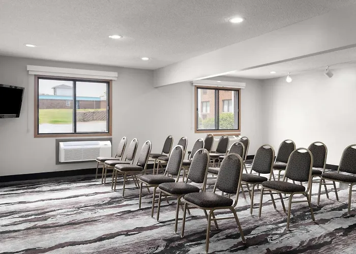 Ramada By Wyndham Cedar Rapids South Hotel