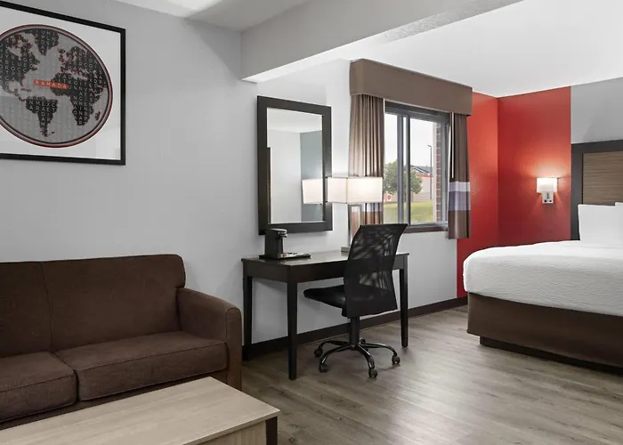 Ramada By Wyndham Cedar Rapids South