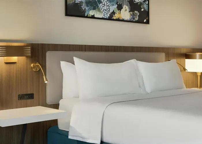Riverhead Hotels