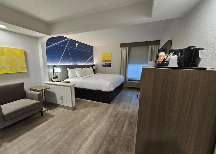 Comfort Inn & Suites Saint Louis Lafayette Square