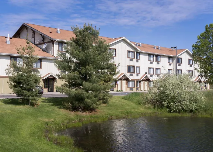 White Pine Inn & Suites Holland