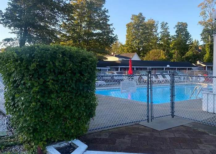 Barberry Court Motel &Cabins Lake George
