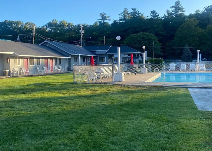 Barberry Court Motel &Cabins Lake George