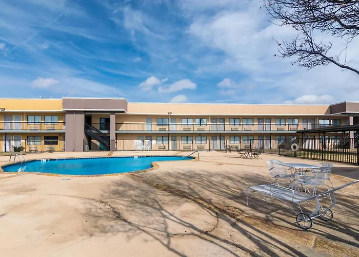 Rodeway Inn Arlington Entertainment District Area