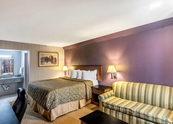 Rodeway Inn Arlington Entertainment District Area