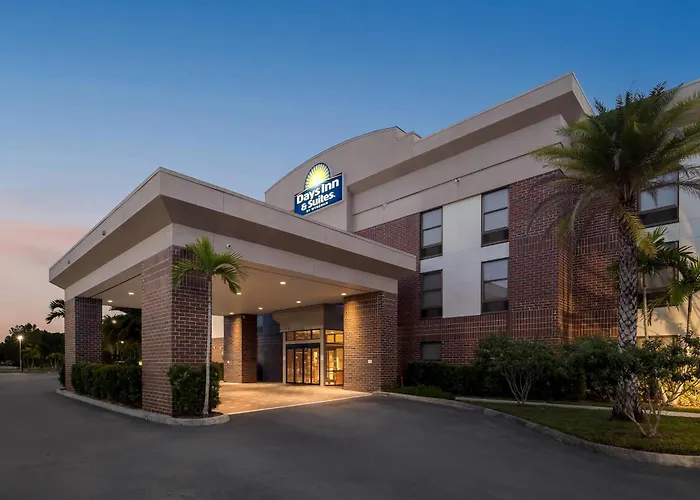 Days Inn & Suites By Wyndham Fort Myers Near Jetblue Park