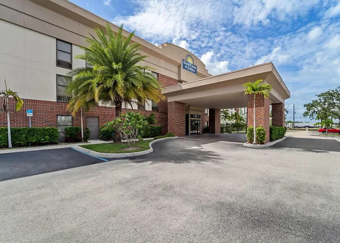 Days Inn & Suites By Wyndham Fort Myers Near Jetblue Park