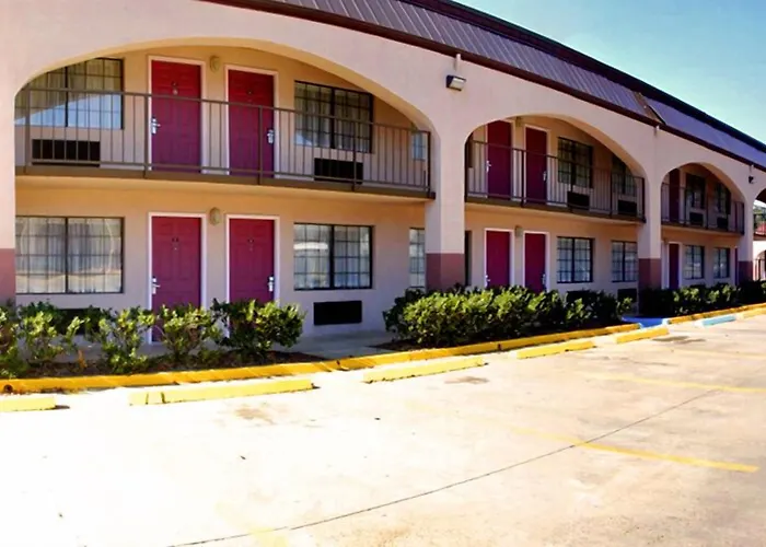 Days Inn & Suites By Wyndham Starkville