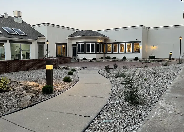 Orangewood Inn & Suites Kansas City Airport