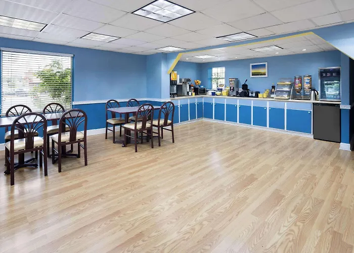 Days Inn By Wyndham Waycross