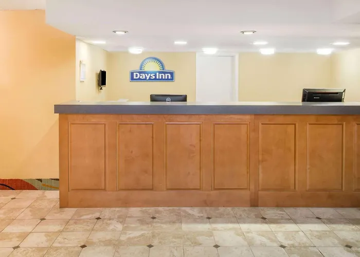 Days Inn By Wyndham Roanoke Hollins Near I-81
