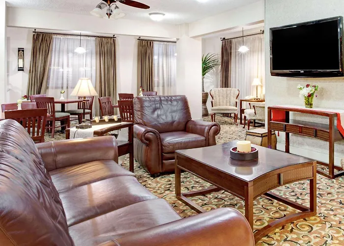 Ramada By Wyndham West Memphis Hotel